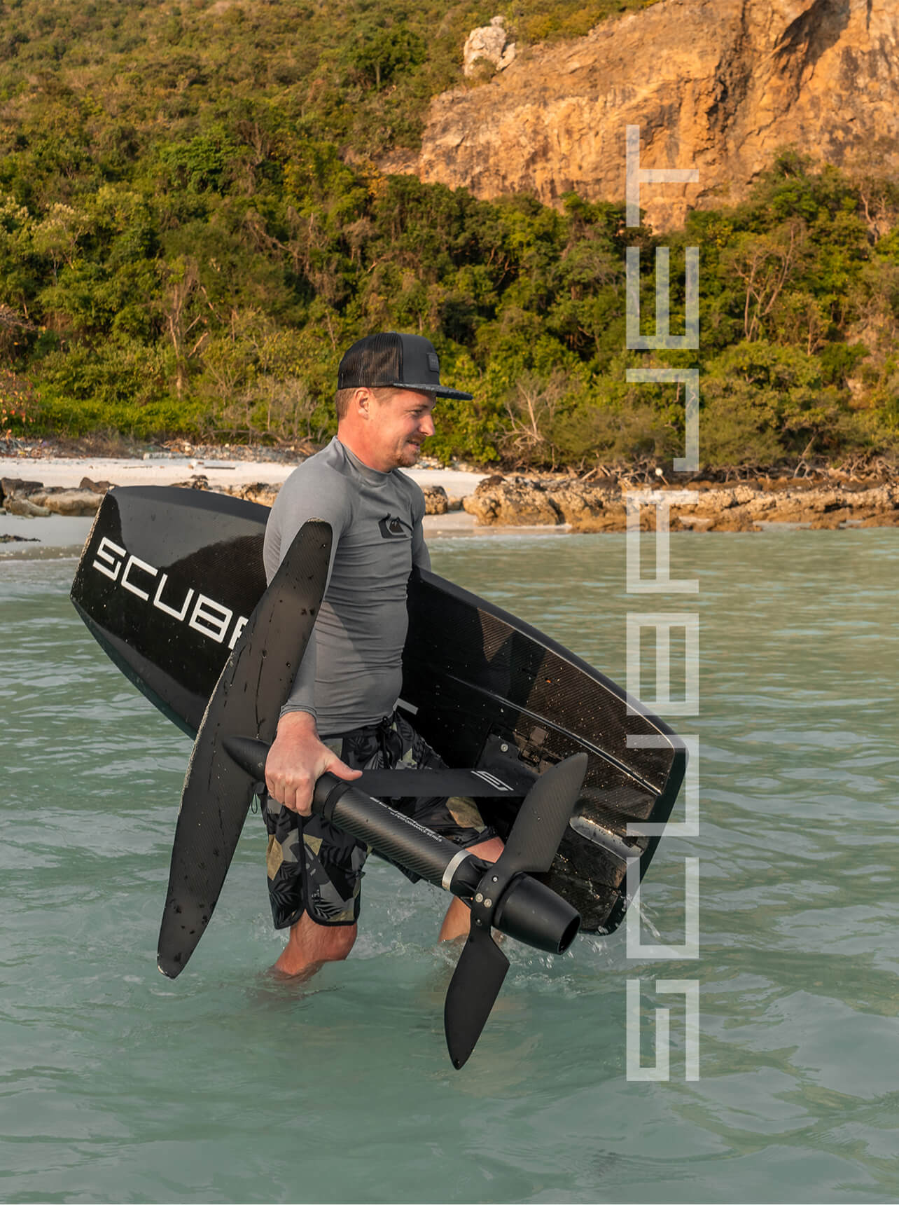 Man on the way to the water with the SCUBAJET Hybridboard E-Foil