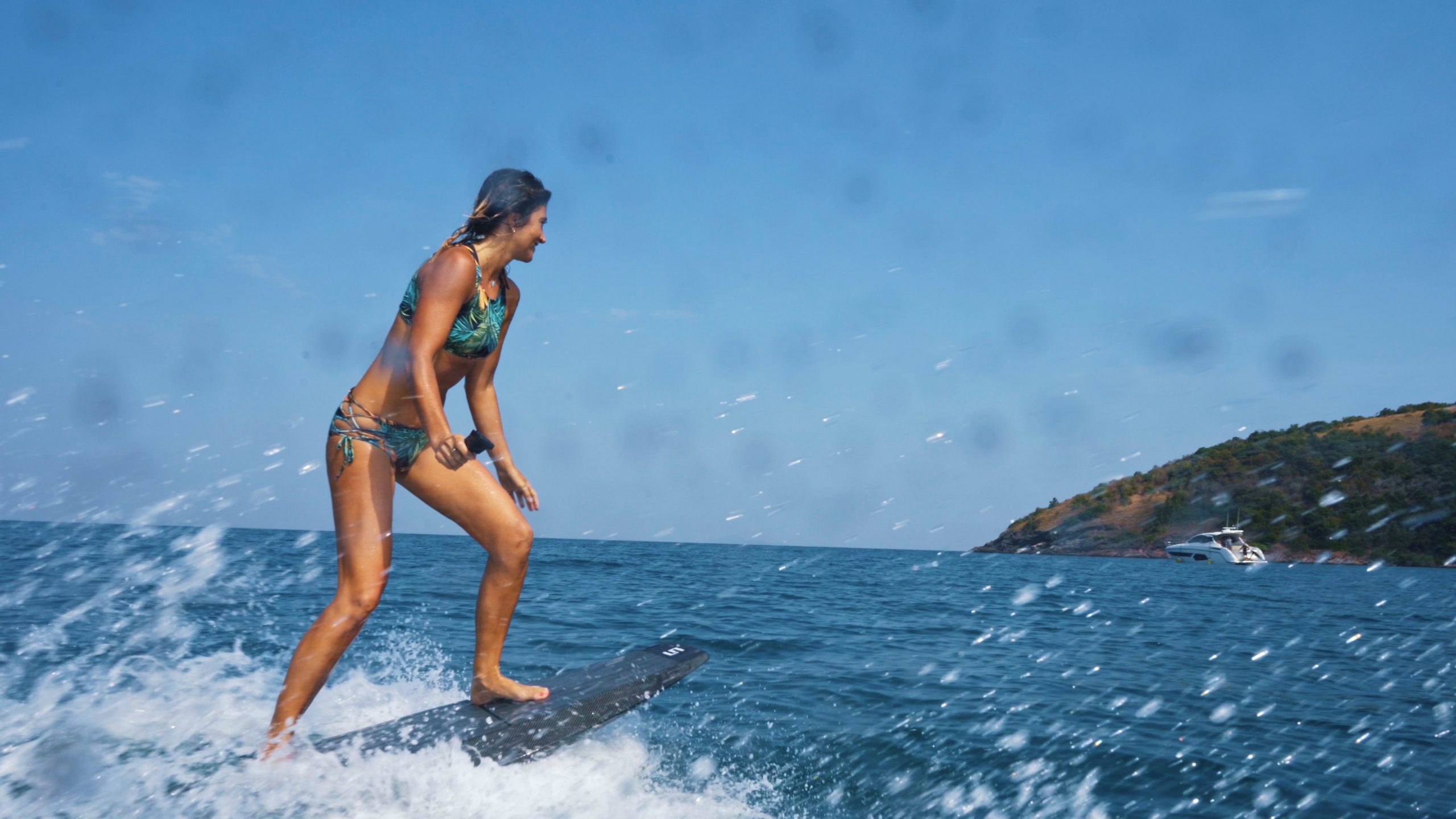 Woman e-surfing on the SCUBAJET Performance E-Surf Hybridboard