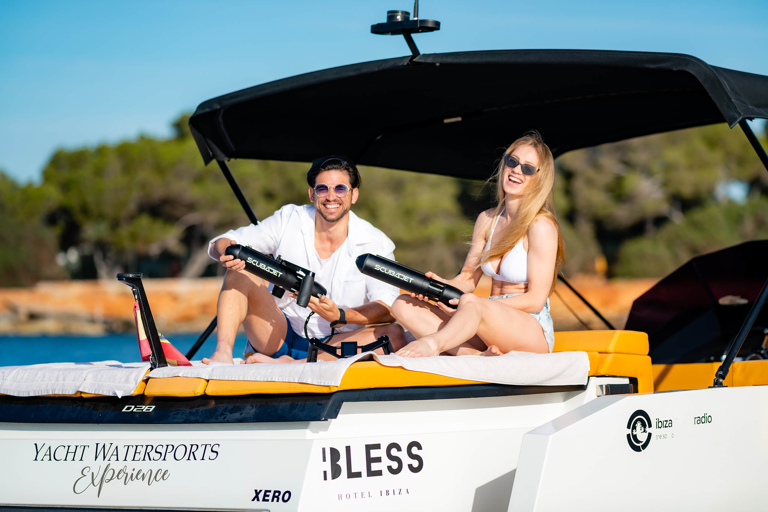 ©SCUBAJET_Man and woman use the SCUBAJET Portable Series as yacht toys